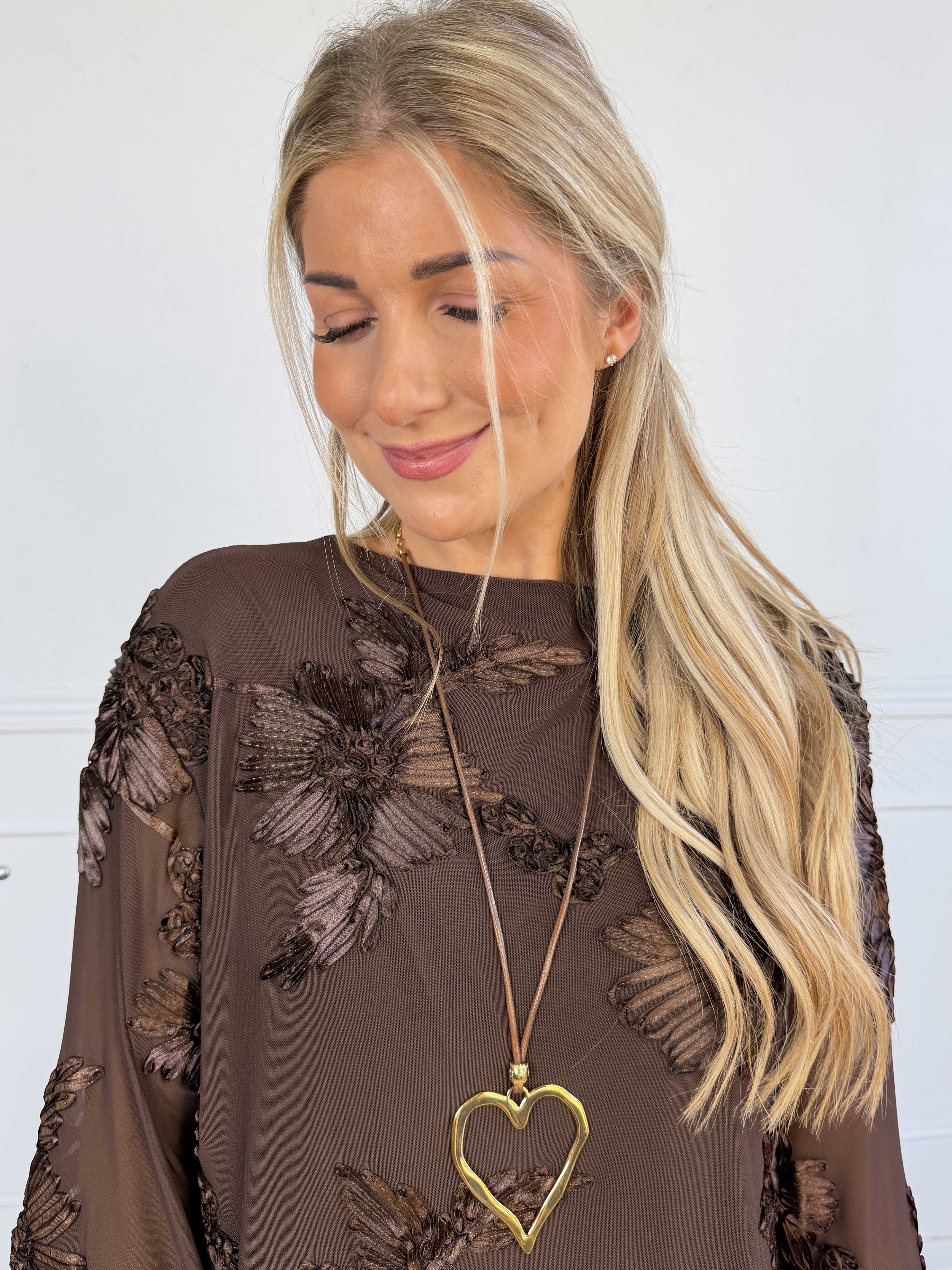 Heart - Långt halsband i läderlook med guldfärgat hjärthänge